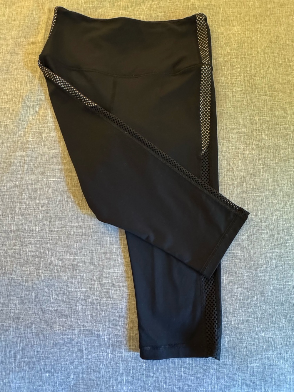 Victoria’s Secret VSX Sport Mesh Sided Crop Leggings Yoga Pants - Picture 2 of 10